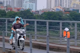 Thực hư hàng loạt phao cứu sinh lắp trên các cây cầu qua sông Hồng bị mất