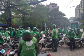 Vì sao hàng trăm GrabBike tập trung phản đối Grab?