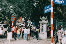 Xe máy tiếp tục được đi hai chiều trên phố Quốc Tử Giám