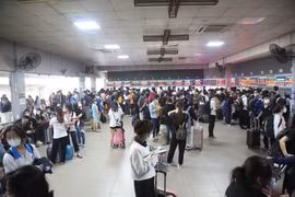 Dòng người nườm nượp rời Thủ đô nghỉ lễ, đường phố, bến xe đông đúc