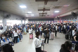 Dòng người nườm nượp rời Thủ đô nghỉ lễ, đường phố, bến xe đông đúc