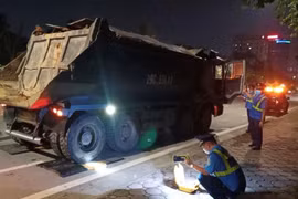 Xử lý hàng loạt xe tải chở đất, cát dừng đỗ dọc đê sông Hồng ở Bắc Từ Liêm