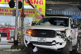 Xe bán tải cố vượt qua đường ray bị tàu hoả đâm, hai người tử vong