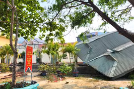 Chín người thương vong, gần 7.000 ngôi nhà sập đổ và hư hỏng do giông lốc