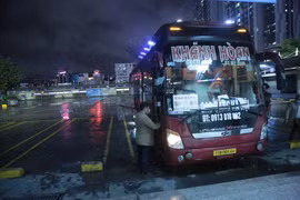 Hà Nội: Bến xe vắng đìu hiu, xe khách "chở gió" về Thủ đô