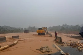 Cao tốc La Sơn- Túy Loan qua Huế bị chia cắt do sạt lở nghiêm trọng