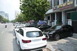 'Xẻ thịt' vỉa hè, chiếm lòng đường làm gara ô tô ở phường Trung Hòa