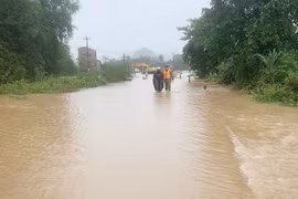 Mưa to gió lớn ở Trung bộ, Biển Đông có thể đón bão số 7 vào cuối tuần