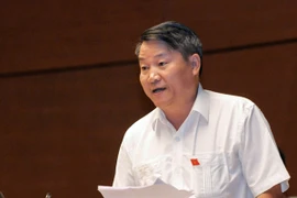 "Người bệnh chỉ uống toàn bã thuốc thì sao khỏi được?"