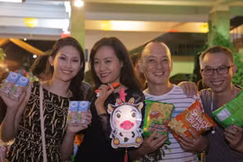 Hoa hậu Thu Vũ cùng "thần tượng" trao quà Trung Thu cho trẻ em