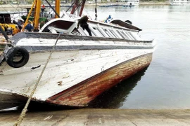 Tàu du lịch ở Tuần Châu bỗng nhiên bị đắm khi đang neo đậu