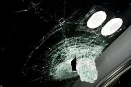 Ô tô "ăn" nửa viên gạch trên cao tốc Hà Nội-Thái Nguyên vỡ tan kính 