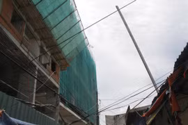 Thanh sắt "khủng" rơi từ công trình xây dựng, 2 mẹ con thoát chết trong gang tấc