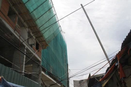 Thanh sắt "khủng" rơi từ công trình xây dựng, 2 mẹ con thoát chết trong gang tấc