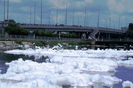 Những mảng bọt trắng như tuyết bay khắp nơi ở kênh Lò Gốm