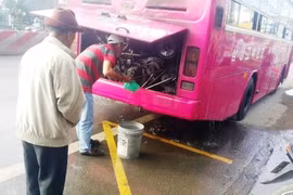 Chen lấn thoát khỏi ô tô khách bốc cháy, 2 cụ bà bị thương