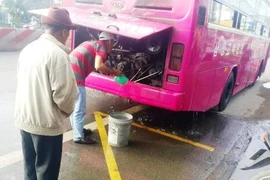 Chen lấn thoát khỏi ô tô khách bốc cháy, 2 cụ bà bị thương