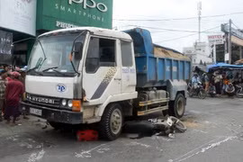 Xe tải cuốn xe máy vào gầm, 1 người tử vong