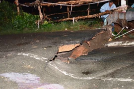 Mố cầu sụt lún nghiêm trọng, giao thông bị phong tỏa