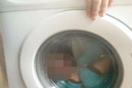 Nhốt con bị Down trong máy giặt, chụp ảnh rồi tung lên facebook?