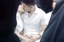 Cư dân mạng Trung Quốc "dậy sóng" vì cặp đôi "thân mật quá đà" trên tàu điện ngầm