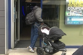 Bị cảnh sát "sờ gáy" vì rao bán con trong trung tâm thương mại