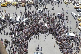 Đám đông tàn nhẫn đứng xem IS ném chết người đàn ông đồng tính