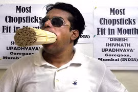 Người đàn ông có khoang miệng khổng lồ