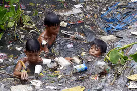 Nhọc nhằn những mảnh đời nhỏ bé ngập chìm trong rác