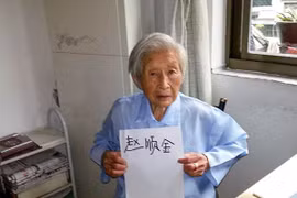 Khâm phục cụ bà 100 tuổi bắt đầu công cuộc xóa mù chữ 