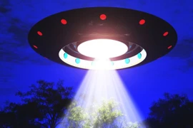 Sửng sốt xem 10 UFO "nhảy múa" trên bầu trời Osaka, Nhật Bản