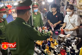 Thu giữ hàng trăm chai nước hoa giả mạo nhãn hiệu tại chợ đêm phố cổ