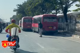 Nóng nạn xe khách bỏ bến ra ngoài "chạy dù"