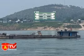 Bắt quả tang 5 tàu khai thác cát trái phép trên sông Đà