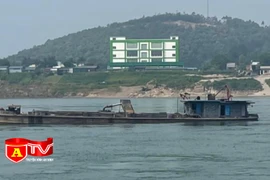 Bắt quả tang 5 tàu khai thác cát trái phép trên sông Đà