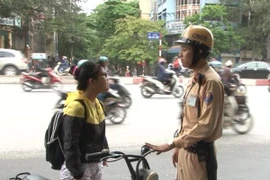 Xử lý gần 1000 trường hợp vi phạm không đội mũ bảo hiểm