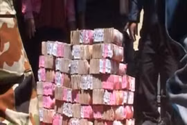 Video cảnh sát Nepal tìm thấy 25 triệu rupee dưới đống đổ nát