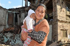 Thảm hoạ động đất Nepal: Mẹ bất lực đứng nghe con khóc dưới đống đổ nát 