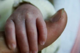 “Vỡ kế hoạch sinh nở” vì ham internet quá độ