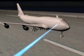 Công an Hà Nội điều tra, làm rõ các vụ chiếu tia laze vào tàu bay 