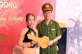 Trao nhà tình nghĩa tặng thân nhân gia đình liệt sỹ Trần Đình Coóng