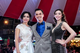 Bỏ mặc Việt Trinh, Khánh My - Đức Hải tình tứ hôn nhau