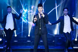 Vượt nỗi buồn "mất của", Nathan Lee "cháy" hết mình cùng khán giả 