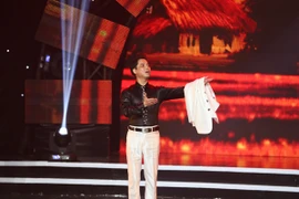 "Ông hoàng nhạc sến" Ngọc Sơn trở lại sân khấu sau khi chịu tang cha