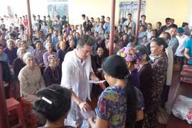 Đàm Vĩnh Hưng bất ngờ trước tình cảm của người dân Hà Tĩnh