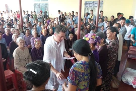 Đàm Vĩnh Hưng bất ngờ trước tình cảm của người dân Hà Tĩnh