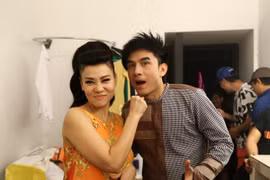 Đan Trường diện áo bà ba, đùa nghịch cùng Thu Minh nơi hậu trường