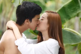 Minh Hằng đùa nghịch khi...quay cảnh hôn nhau