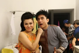 Đan Trường diện áo bà ba, đùa nghịch cùng Thu Minh nơi hậu trường