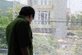 Audio 6-4-2016: Đạn bi sắt xuyên kính cường lực 10mm, găm trúng đầu chủ nhà 